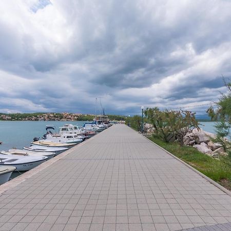 Apartment Luka Dobrinj ภายนอก รูปภาพ